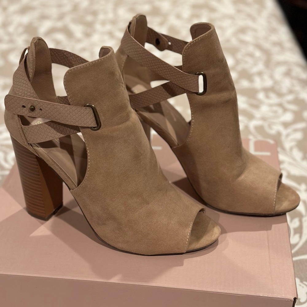 ShoeDazzle Women’s sandal - color:taupe - size:10 - great condition